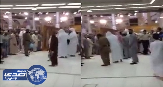 بالفيديو.. مئات المصلين ينتظرون أئمة الحرم للترحيب بهم بعد صلاة التراويح