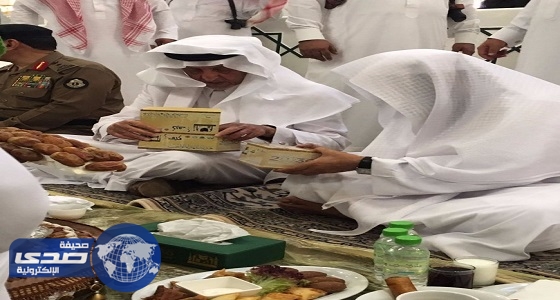 بالفيديو والصور.. أمير مكة يتناول الإفطار بساحات الحرم المكي