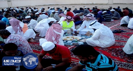 ⁠⁠⁠⁠⁠محافظ رفحاء يزور مشروع إفطار صائم بجامع المناخة