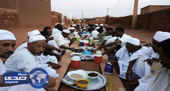 بالصور.. طاقم السفارة الامريكية يلبي دعوة شاب سوداني على الافطار