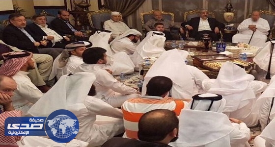 صورة تحرج «تميم».. الإرهابيون المرتزقة فوق الكراسي والقطريون على الأرض