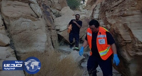 ⁠⁠⁠⁠⁠بالصور.. انقاذ مواطن مصاب في منطقة جبليه وعره بشقري