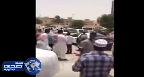 بالفيديو.. مريض نفسي يعتدي على إمام مسجد الأمير سلطان بالرياض