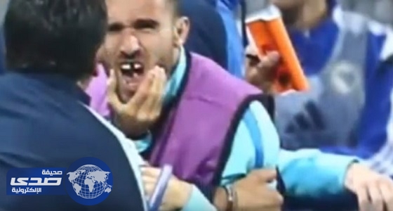 بالفيديو.. بسبب مشاجرة في تصفيات المونديال لاعب يوناني يفقد أسنانه