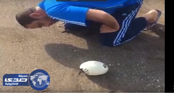 بالفيديو.. صياد يعثر على جسم بيضاوي غريب في الإمارات