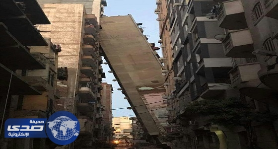 بالفيديو.. مبنى آيل للانهيار يستند على آخر بالإسكندرية