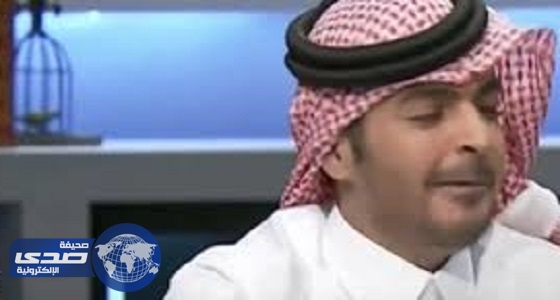 بالفيديو.. سقوط &#8221; سن &#8221; شاعر فجأة على الهواء