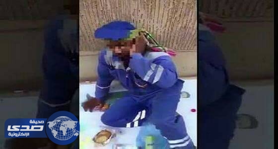 بالفيديو.. رد فعل عنيف من شاب ضبط «عامل نظافة» مفطراً في نهار رمضان