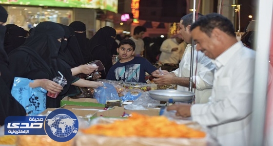 ⁠⁠⁠⁠⁠بالصور.. إقبال المواطنين على محال الحلوى وتوزيع زكاة الفطر في ليلة العيد