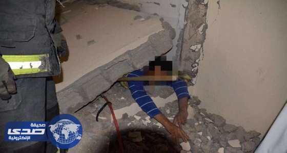 مدني الجوف ينقذ مقيم بعد سقوط جدار عليه