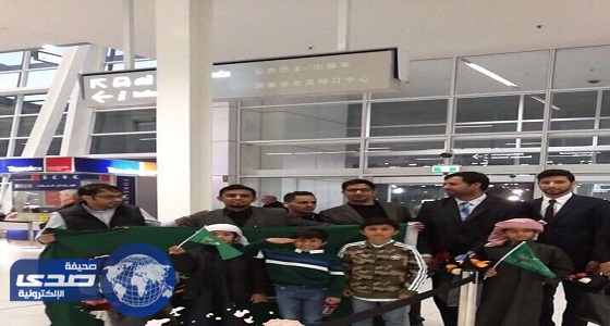 بالصور.. مبتعثي أدليد يستقبلون بعثة المنتخب بالأعلام والورود