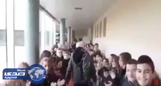 بالفيديو.. أحد الأساتذة في يوم تقاعده يودعه أكثر من ٧٠٠ طالب