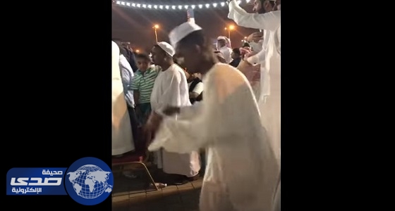 ⁠⁠⁠⁠⁠بالفيديو.. سوداني يؤدي رقصة شعبية في احتفالية محايل بالعيد