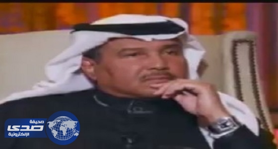 بالفيديو.. محمد عبده منخرطاً في دموعه : كنت خلف المشيعين لجنازة والدتي