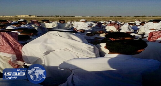 بالصور.. المئات يشيعون جثمان المبتعث «الحسن» ووالدته بالأحساء