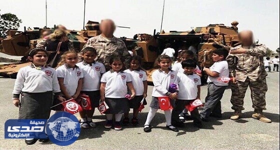 استياء النشطاء من إجبار الحكومة القطرية للأطفال على رفع أعلام تركيا