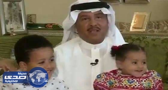 بالفيديو.. ابنة محمد عبده تغني بشكل عفوي في لقاء لوالدها على الهواء