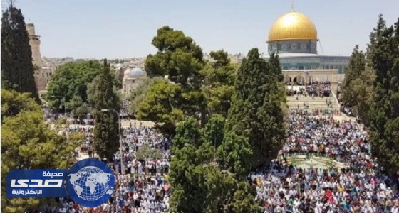 بالصور.. 300 ألف فلسطيني يؤدون الجمعة الثانية من رمضان بـ ” الأقصى “