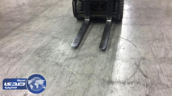 بالفيديو.. عامل يلتقط قطعة نقدية برافعة شوكية ضخمة