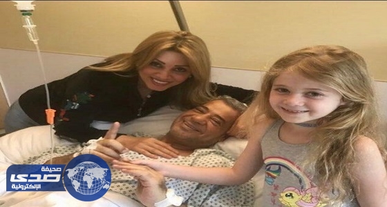 زوجة مصطفى الأغا وابنته يخففان عنه بعد عملية جراحية في ألمانيا