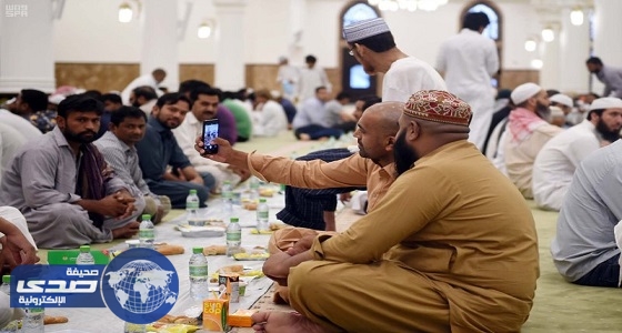 توثيق لحظات الإفطار بالهواتف داخل الحرم النبوي