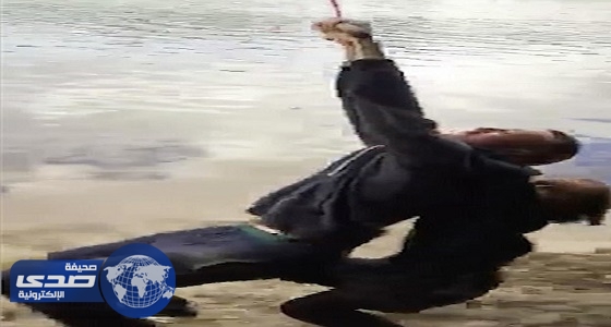 بالفيديو.. فتاة تخنق والدها دون أن تدري