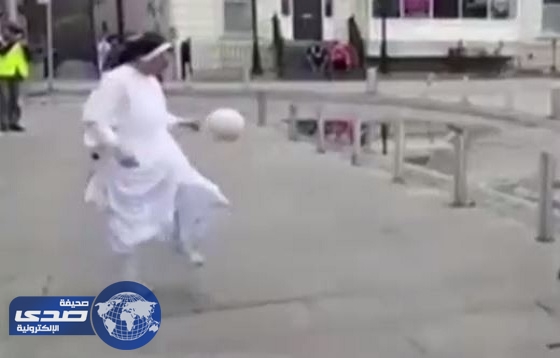 بالفيديو.. راهبة تستعرض مهارتها في لعبه كرة القدم  مع شرطي