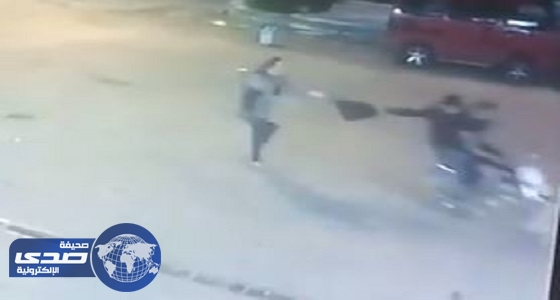 بالفيديو.. سقوط مروع لامرأة حاول لصان يستقلان دراجة بخارية سرقتها