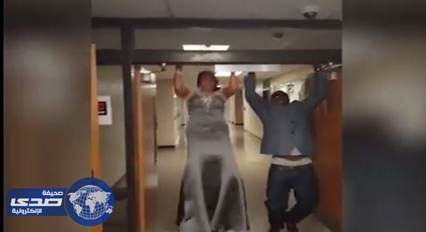 بالفيديو.. فتاة تفوز على صديقها في ممارسة تمارين رياضية عنيفه