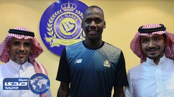 النصر يجدد عقد مدافعه