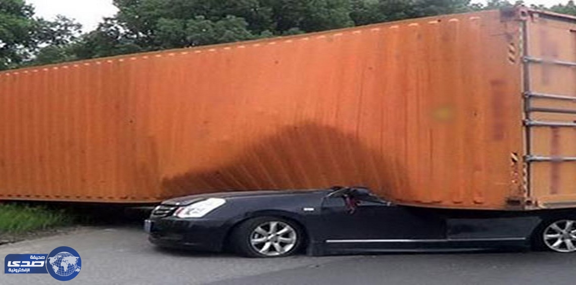 بالفيديو.. سقوط حاوية معدنية على عمال داخل شاحنة