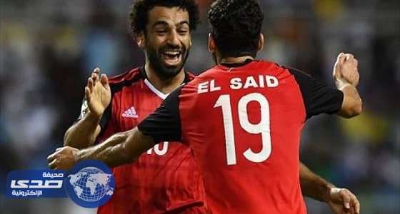صلاح يهدي نجم الأهلي قميصه الجديد مع ليفربول