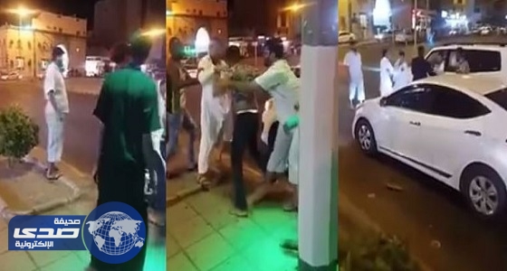 بالفيديو.. مضاربة عنيفة تعطل المرور في مكة