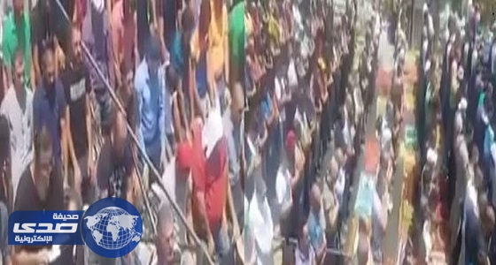 بالفيديو.. مسيحي يشارك المسلمين الصلاة خارج المسجد الأقصى