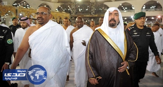 الرئيس السوداني يؤدي مناسك العمرة