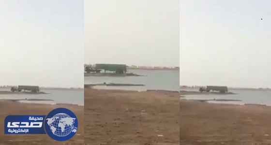 بالفيديو.. سائق سيارة صرف صحي يفرغ الحمولة في بحر ينبع