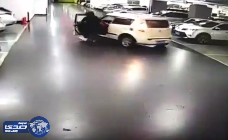بالفيديو.. سقوط فتاة ودهسها تحت عجلات سيارتها الخاصة