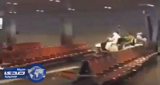 بالفيديو.. رئيس طيران القطرية يقود السيارة للسائحين في المطار الخاوي