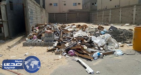 بلدية الهفوف تزيل مخلفات البناء والنفايات داخل الأحياء