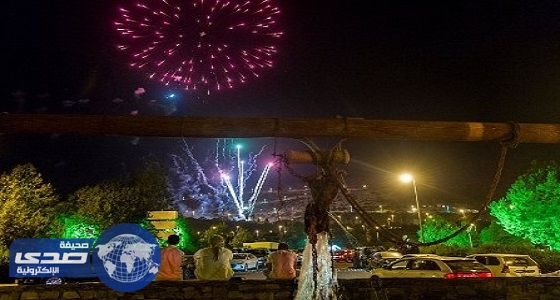 بالصور.. سماء الباحة تشهد العرض الخامس للألعاب النارية