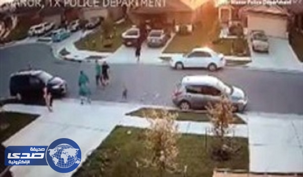 بالفيديو.. كلب يهجم على طفل أثناء اللعب خارج منزله