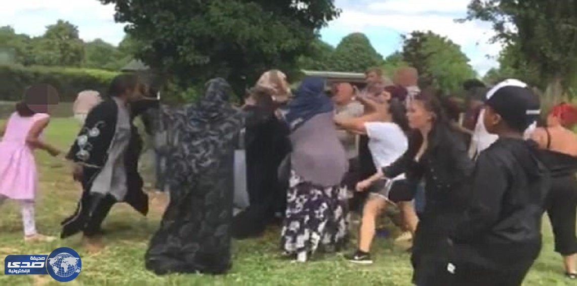 بالفيديو.. مشاجرة بين أسر عربية بحديقة في بريطانيا
