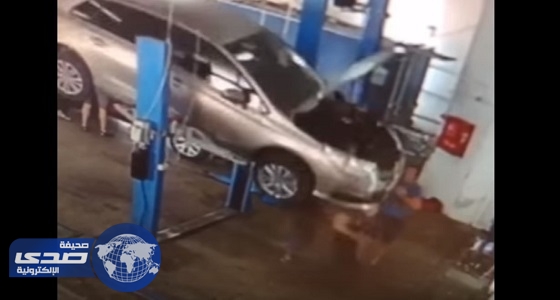 بالفيديو.. سيارة تسقط على عاملين في ورشة وتنهي حياتهما