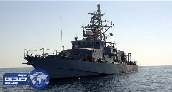 بالفيديو.. سفينة أمريكية تطلق نيران تحذيرية تجاه زورق إيراني بالخليج