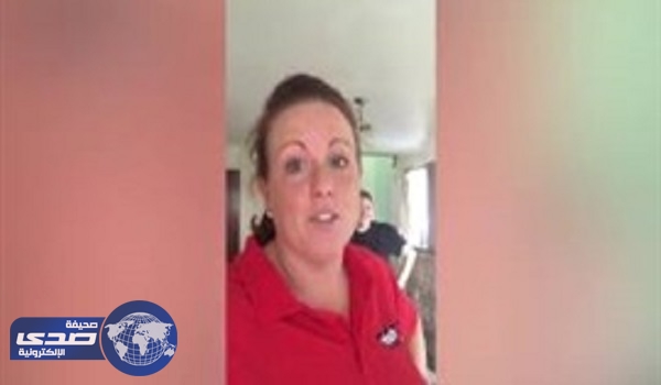 بالفيديو .. عامل بمطعم يُدخل السرور على قلب أسرة بتصرفه الغريب !