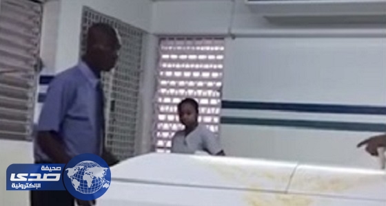 بالفيديو.. شاب ينفذ مقلبا في عاملي نقل موتى مستخدما التابوت