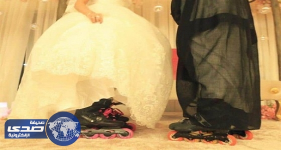 بالصور.. عروسان يتخليان عن أحذية الزفاف ويرتديان &#8221; زلاجات &#8220;