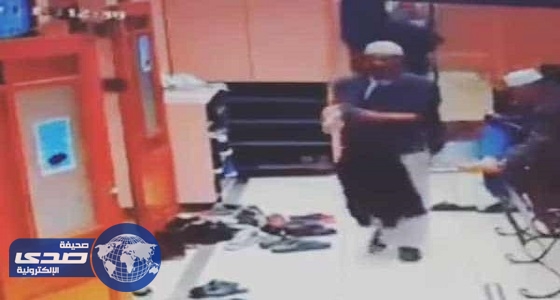 بالفيديو.. شخص يسرق الأحذية من أمام مسجد بعد الصلاة