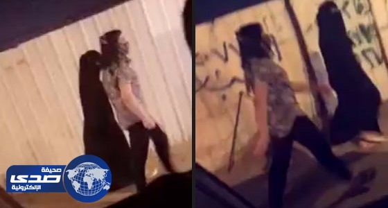 فيديو ” صدي ” : شرطة الرياض تلقي القبض على المتحرشين بالفتاتين