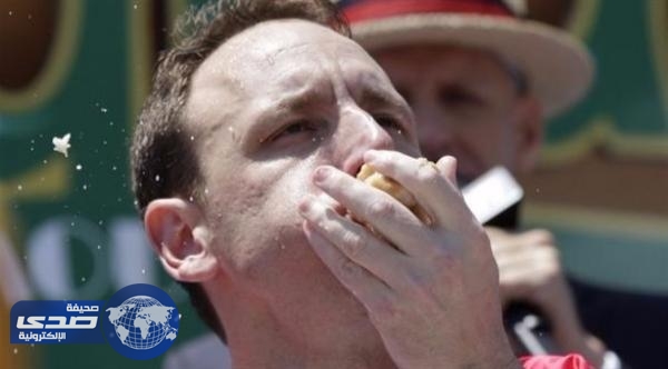 أمريكي شهير بـ ” الفك الكاسر ” يتناول 72 شطيرة هوت دوغ في 10 دقائق